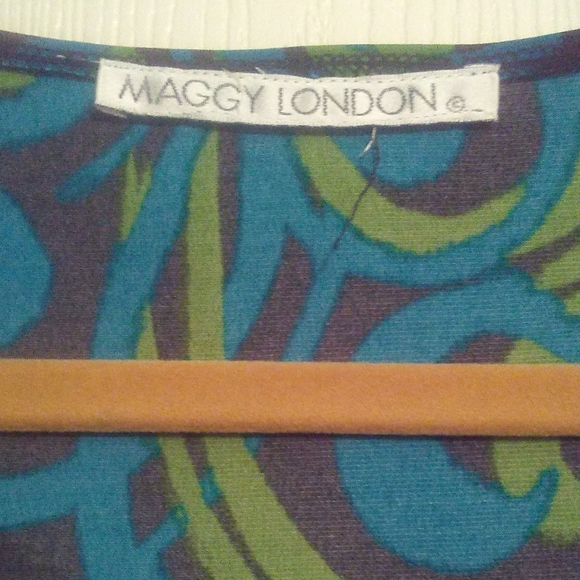 Cap sleeve straight dress with design at neck - Picture 3 of 3